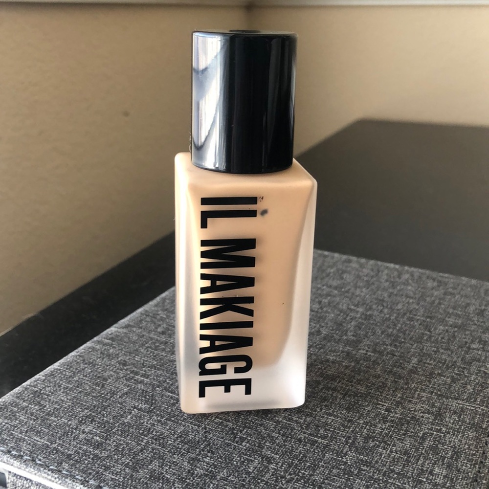 IL Makiage ~ Woke Up Like This Foundation Shade #120